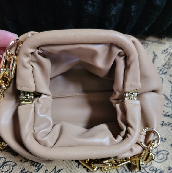 Faux leather beige bag with gold plastic chain handle - Picture 7 of 8